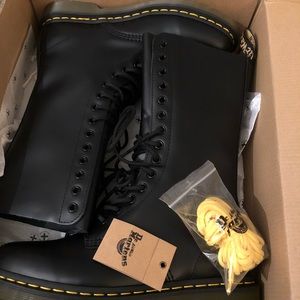 Dr. Martens tall icons US men 8 Ladies 9 BNIB